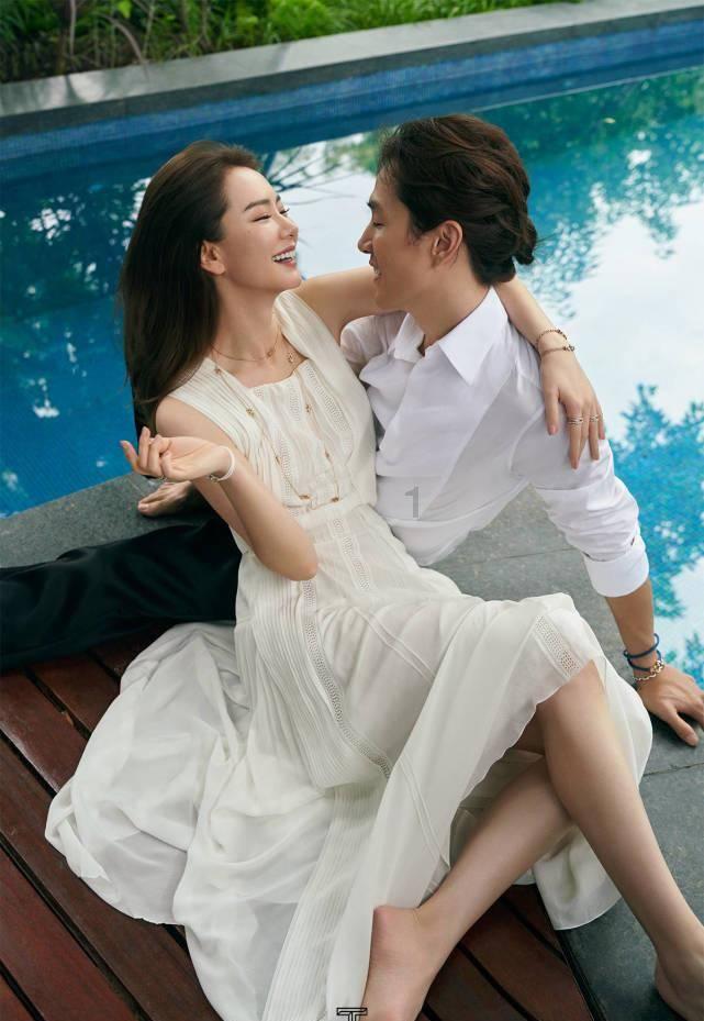 何蓝逗最新营业照,渐变的蓝色毛线帽、白色大衣,清纯又可爱!